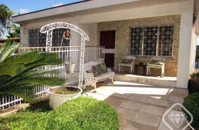 Ótima residência com 4 dormitórios, lareira e piscina no coração do bairro Tristeza.