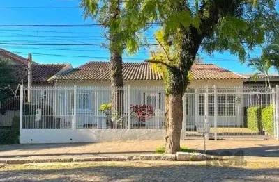 Casa em Porto Alegre, no bairro Nonoai, com 4 dormitório(s), à venda.