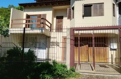 Casa com 3 quartos, 4 vagas de garagem e com pátio no bairro Parque Santa Fé