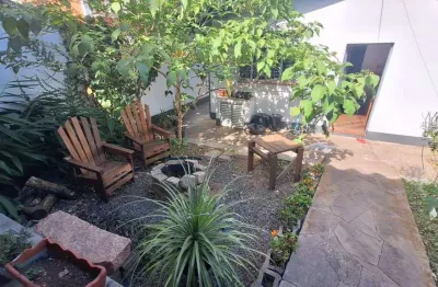 Casa com pátio frente e fundos , lareira churrasqueira, vaga proximo a Av do Forte.