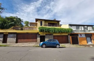 Casa de Cinema na Glória, com 500m² de área privada, 3 dormitórios, piscina, horta, lareira, elevador, gradeada 4 garagens