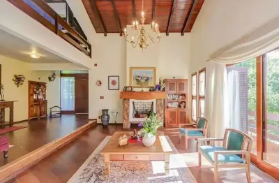 Casa em condominio, 3 quartos, 3 suítes 2 vagas e piscina na Cavalhada.