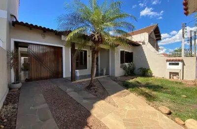Casa de 330m² com 3 Quartos, piscina e 4 vagas de garagem em Canoas.