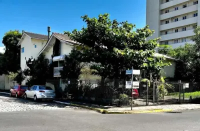 Casa de Esquina com 5 dormitórios com lago ornamental em Taquara