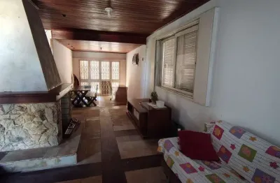 Casa de 3 dormitórios no bairro à venda em Vila Nova, Porto Alegre