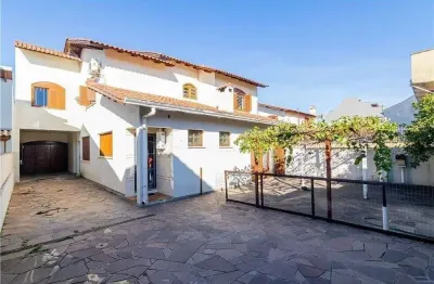 Ampla casa com 4 Dormitórios e Pátio Próximo a Adda Mascarenhas