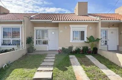 Excelente residência térrea totalmente reformada em condomínio fechado com 2 dormitórios e 2 vagas de garagens