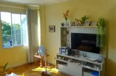 Apartamento com 2 quartos,1 vaga de garagem e elevador no bairro Navegantes