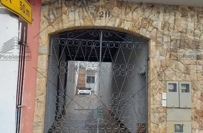 Casa na vila california com 1 dormitório, sala, cozinha a banheiro, casa de fundo compartilhando quintal com mais uma casa.