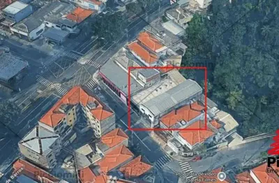 Galpão para locação na mooca, 950m², com 8 salas, 5 vagas de garagem e 6 banheiros sendo 2 na sala de espera, masculino e feminino e 1 no vestiario