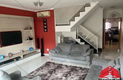Sobrado lindo à venda Tatuapé, 3 quartos, 1 suíte com closet e banheira, sacada, ar condicionado, 4 banheiros, jd. inverno e quintal, 5 vagas, 229m².