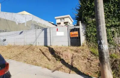 Ótima oportunidade, terreno todo murado, com alicerce, muro de arrimo e planta aprovada para uma bela casa. ótima localização pertinho do pouso de voo