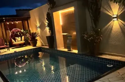 Linda casa com fino acabamento, móveis planejados, piscina e área gourmet