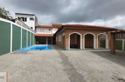 Este espaçosa  casa de 153,00 m2 possui 3 quartos confortáveis, 3 salas amplas, 3 banheiros modernos e uma cozinha totalmente equipada