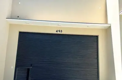 Apresentamos um galpão comercial com 2 salas, 2 banheiros, 6 vagas de garagem e uma área total de 186,00 m2.