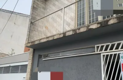 Casa para locação com 7 cômodos, 2 vagas de garagem no centro de taboão