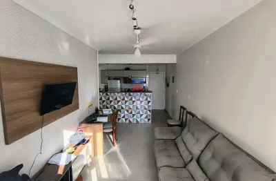 Apartamento com 1 dormitório, reformado, a 80 metros da praia