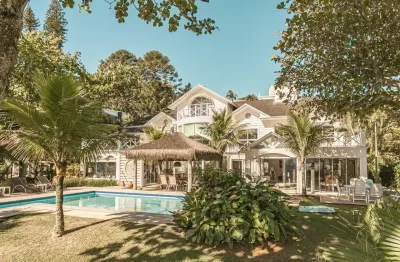 Seu oásis luxuoso e exclusivo: casa com 500m² pé na areia em jurerê!