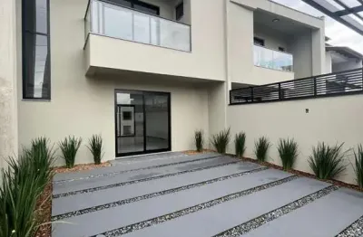 Sobrado alto padrão com 3 dormitórios sendo 1 suíte em ótima localização em balneário piçarras-sc