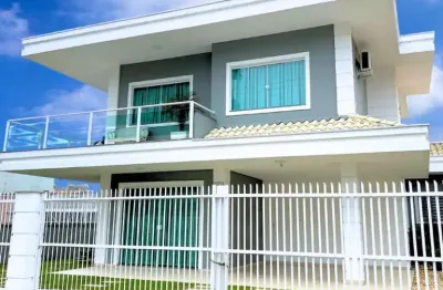 Casa alto padrão quadra mar com 1 suíte e 2 demi-suítes em balneário piçarras-sc