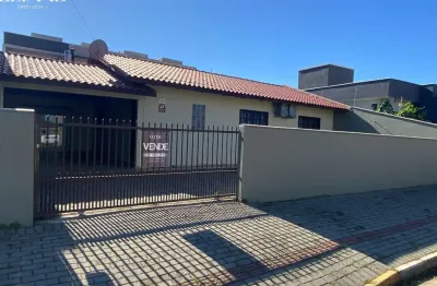 Casa de alvenaria com 4 dormitórios, terreno c/ 252m² em ótima localização em balneário piçarras-sc