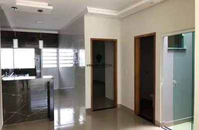 Casa moderna, com 2/4 com suíte, jardim de inverno e 2 vagas de garagem.