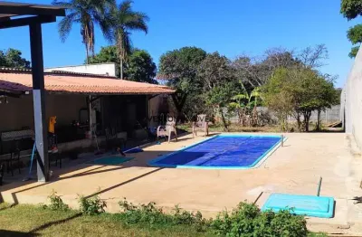 Linda chácara de 3/4 com suíte, piscina aquecida, poço artesiano, energia solar.