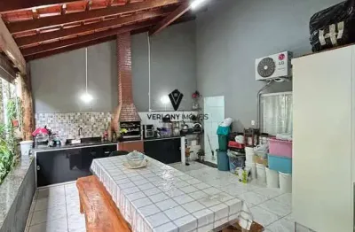 Casa 3/4, varada gourmet com churrasqueira e ar condicionado.