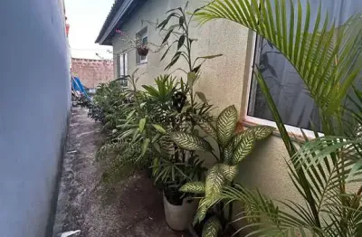 Casa sozinha no terreno 2/4, com quintal na frente e nos fundos.