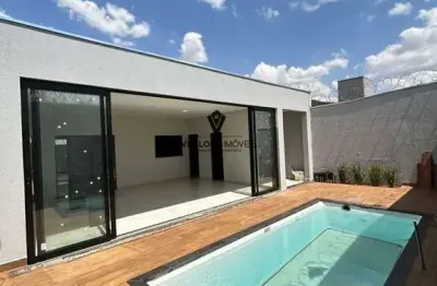 Linda casa sendo 3/4 com 2 suítes, varanda gourmet com piscina e churrasqueira.