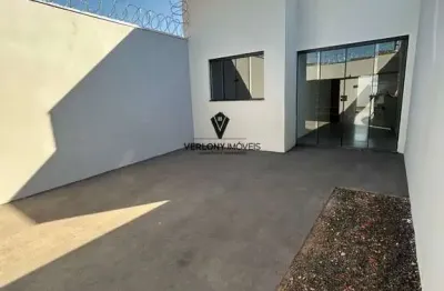 Linda casa 2/4 com suíte com closet, quintal nos fundos e 2 vagas de garagem