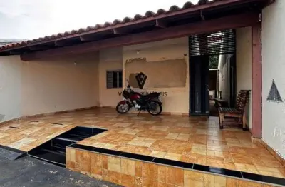 Casa 2/4 com varanda coberta nos fundos e garagem para 2 veículos