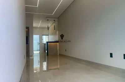 Linda casa 2/4 com suíte, jardim de inverno e quintal nos fundos.