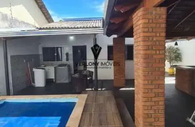 Linda e ampla casa no Bairro Jardim Botânico com piscina e energia fotovoltaica.