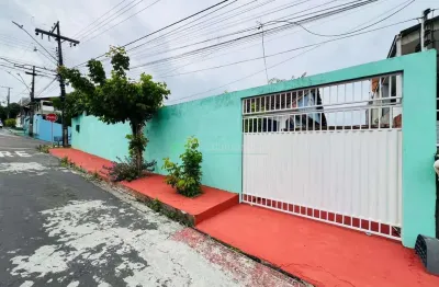 Casa para locação no parque 10 – 4 quartos, suíte e quintal com árvores frutíferas