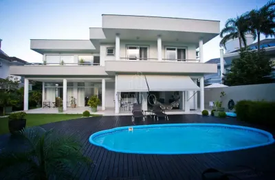 Casa à venda em jurerê internacional com 6 dormitórios e 5 suítes