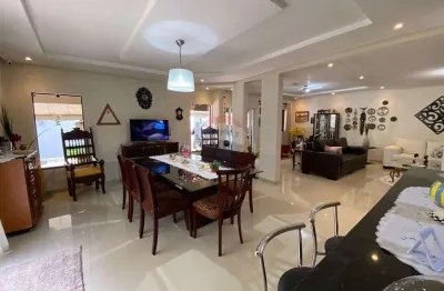 Casa reformada, 03 quartos com suítes, 04 vagas de garagem no riacho fundo i