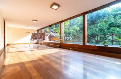Casa com 3 pavimentos, 4 quartos, 1 suíte, quadra de tênis, piscina, sauna, banheira. condomínio com ar bucólico, vista para mata atlântica e com segurança 24 hs.