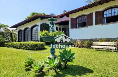 Charme e elegância no comary, em uma casa em condomínio que possui o estilo arquitetônico clássico.