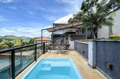 Casa linear no bairro de iúcas, teresópolis, 4 suítes e lazer completo.