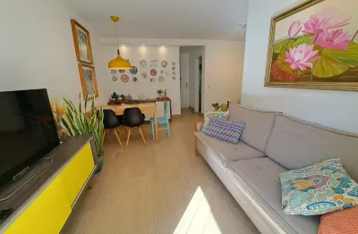 Reformado, 80m² e a 50m da praia – o melhor apê da avenida oceânica!