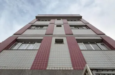 Apartamento reformado com área lateral, 2 quartos (1 suíte), sol da manhã e excelente localização