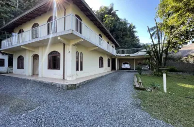 Casa à venda na Rua Adolfo Landmann, 211, América, Joinville