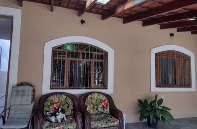 Casa térrea com edícula a venda na região da colônia