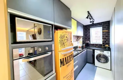 Lindo apartamento decorado para locação e possui sacada com churrasqueira!