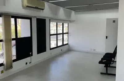 Oportunidade única: sala reformada com vaga, manobrista e portaria 24h