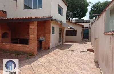 Vende-se casa térrea bem localizada no parque são domingos! 3 dorms, 2 vagas, edícula grande com escritório! quintal amplo e churrasqueira!