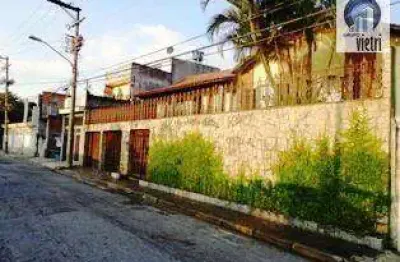 A casa tem 3 dorms com armarios embutidos, sendo 1 suíte com hidro, + 3 wc, sala para 2 ambientes, cozinha ampla com armarios, c