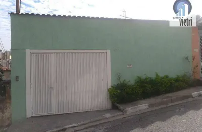 Casa térrea com 210m² de área construída, sendo 2 dormitórios com 1 suíte. edícula, 2 vagas de garagem, soton com sacada e espaç