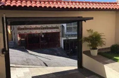Casa com 350m2 - 180m2 construído - parte de baixo: 3 dorm. 2 banheiros - sala grande americana - cozinha grande - lavanderia - garagem para 5 carros